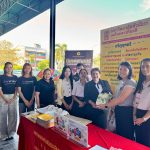 อาจารย์วิทยาลัยจีนศึกษา มหาวิทยาลัยหัวเฉียวเฉลิมพระเกียรติ มอบหนังสือที่ได้รับจากศูนย์บรรณสารสนเทศ ให้กับห้องสมุดโรงเรียนสิงห์สมุทร  ที่สวนนงนุช  ชลบุรี และ โรงเรียนศรีราชา