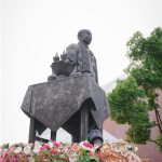 ผู้อำนวยการศูนย์บรรณสารสนเทศ นำบุคลากรวางพวงมาลัยและแจกันดอกไม้ เนื่องในวัน ดร.อุเทน เตชะไพบูลย์ ประจำปี 2568