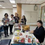 ศูนย์บรรณสารสนเทศ มหาวิทยาลัยหัวเฉียวเฉลิมพระเกียรติ จัดหนังสือการดูแลสุขภาพ การรู้เท่าทันสื่อ ข้อมูลสายด่วนที่จำเป็นต้องทราบ หนังสือฮีลใจ เพื่อจัดมอบให้กับ ประชาชนบริเวณโดยรอบมหาวิทยาลัยฯ