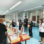 ผู้อำนวยการศูนย์บรรณสารสนเทศ และบุคลากรศูนย์ฯ ให้การต้อนรับ และร่วมให้ข้อมูลทรัพยากรสารสนเทศทางด้านเทคนิคการแพทย์